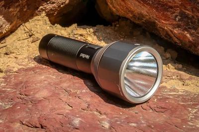 夜行神器登場 小米2000流明強光手電筒，戶外愛好者的新寵